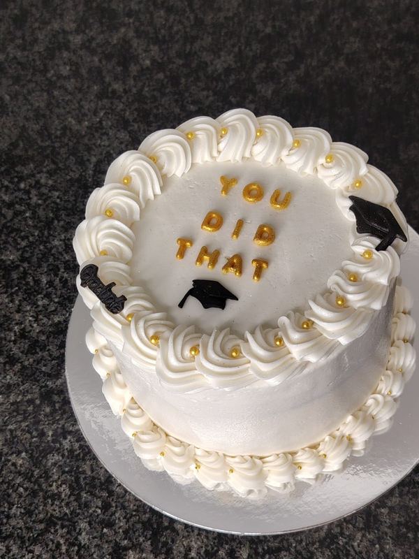 White You Did That graduation cake with mortarboard decorations